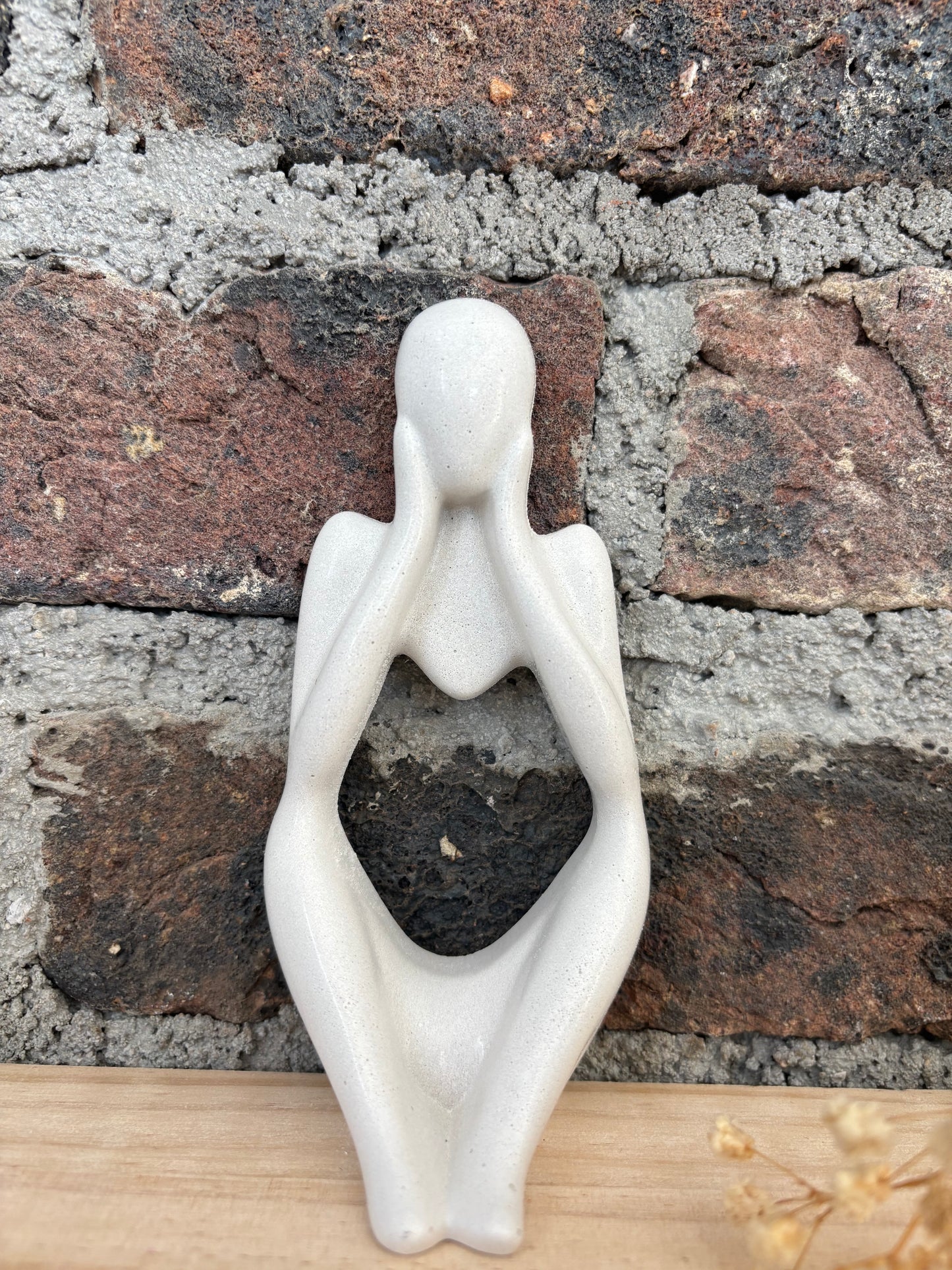 Statues femme " joue "