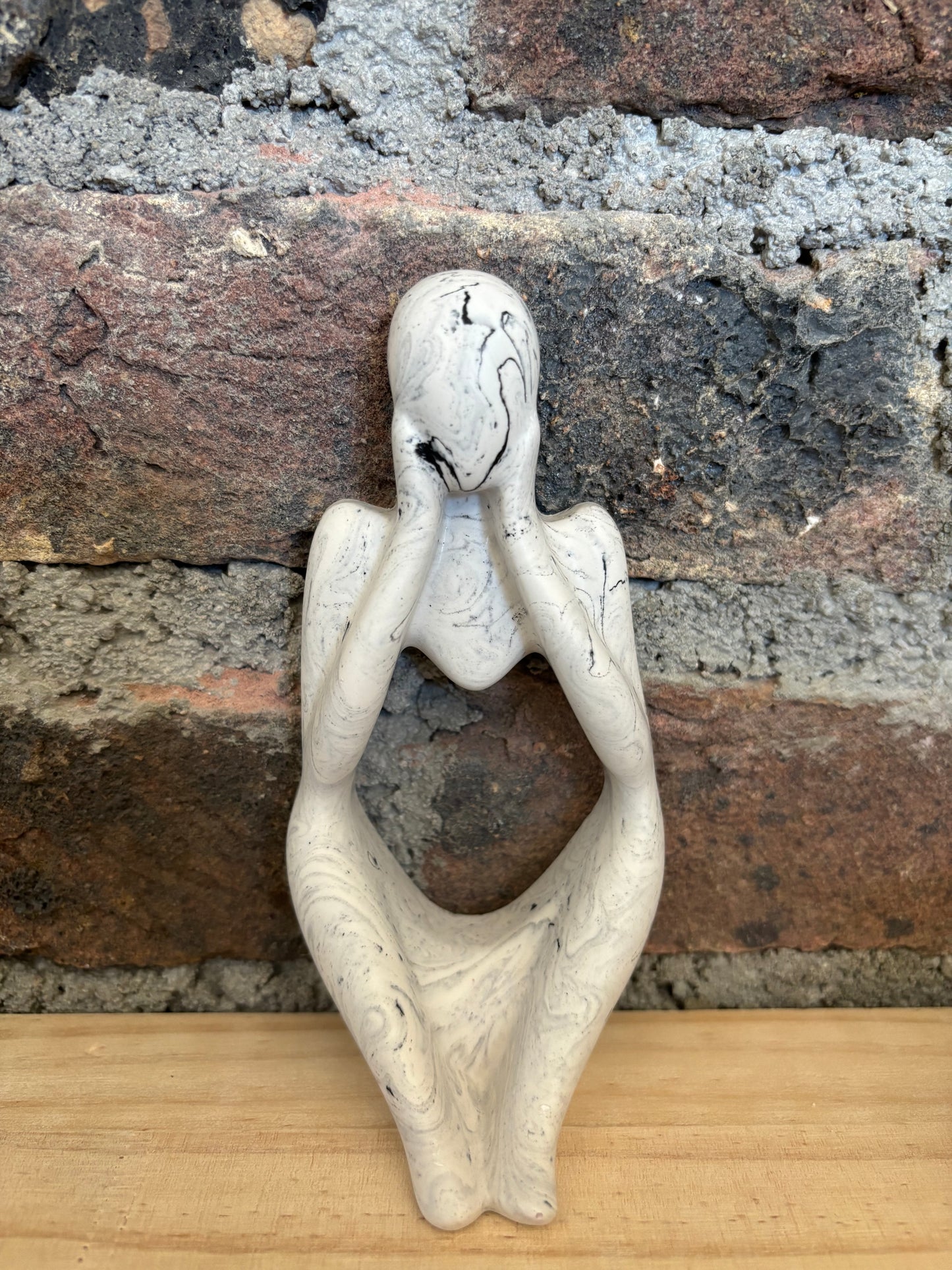 Statues femme " joue "