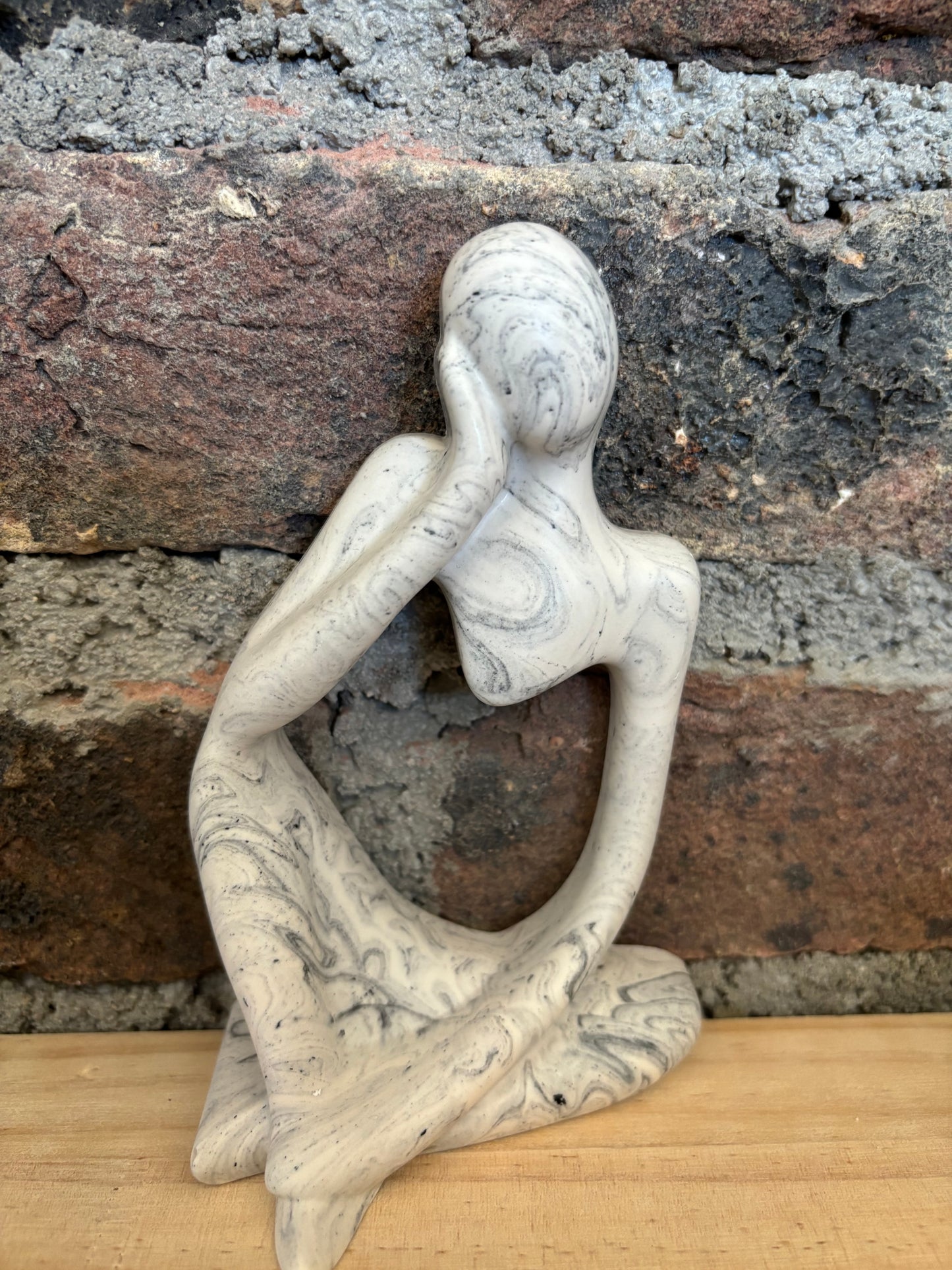 Statue femme "oreille "