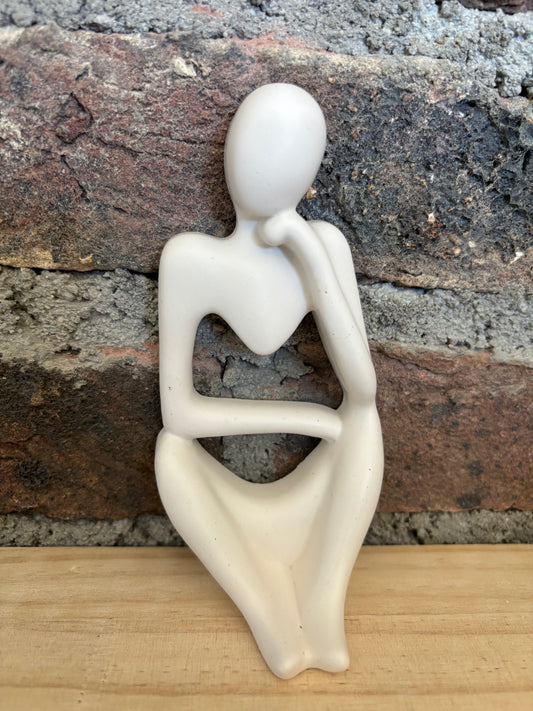 Statues femme "menton"